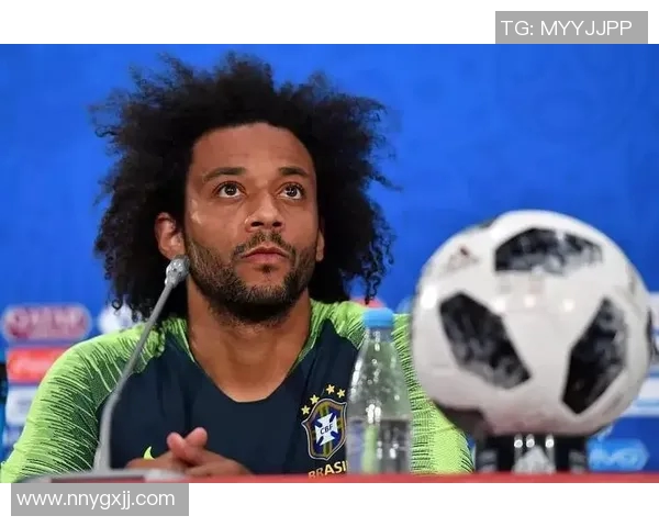 足球明星穿着棒球服的时尚造型展示与球场魅力结合的精彩瞬间 足球明星穿着棒球服的时尚造型展示与球场魅力结合的精彩瞬间